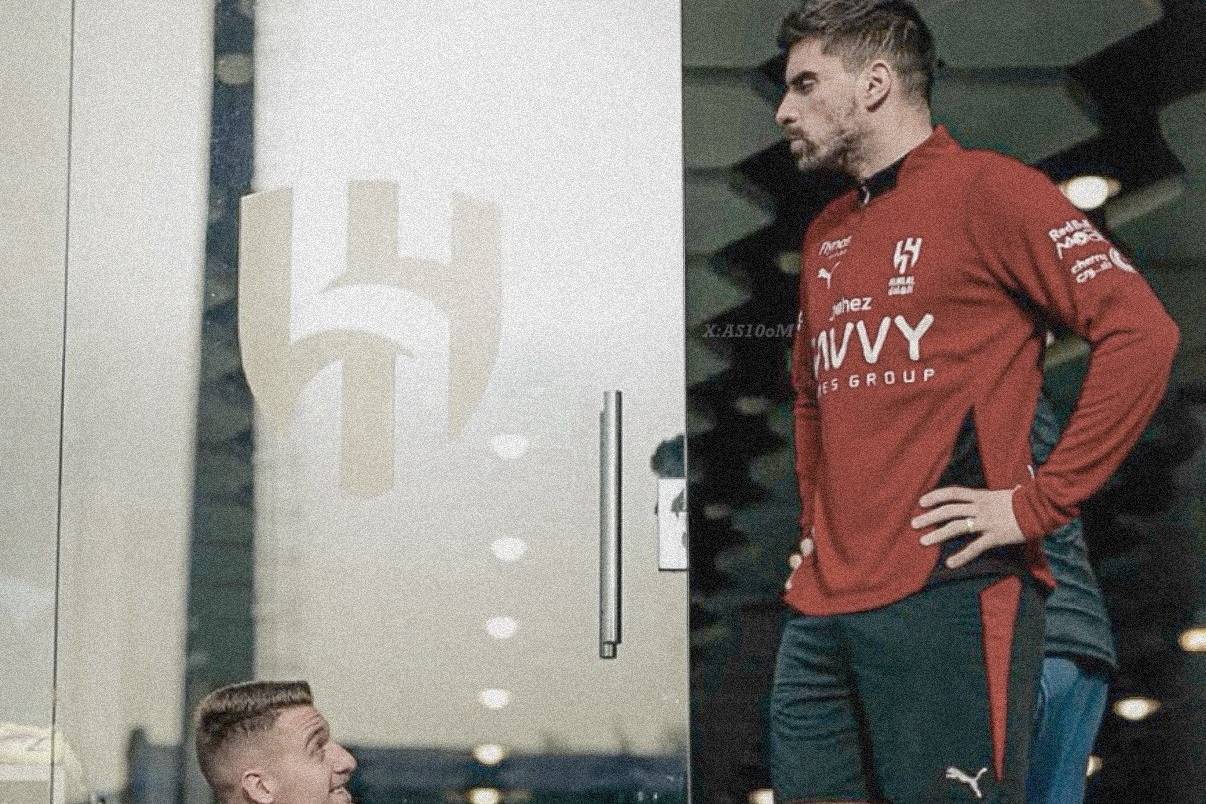 拉爵缺钱放弃1500万签内维斯！曼联杯赛全灭亏半亿，冬窗恐无买卖